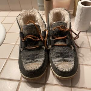 Minnetonka Gray Wool & Brown Leather Laced Slippers
